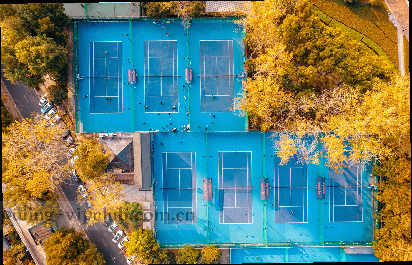 工艺参数图纸与量具叠放在工作台上俯拍，线条与编号清晰可见